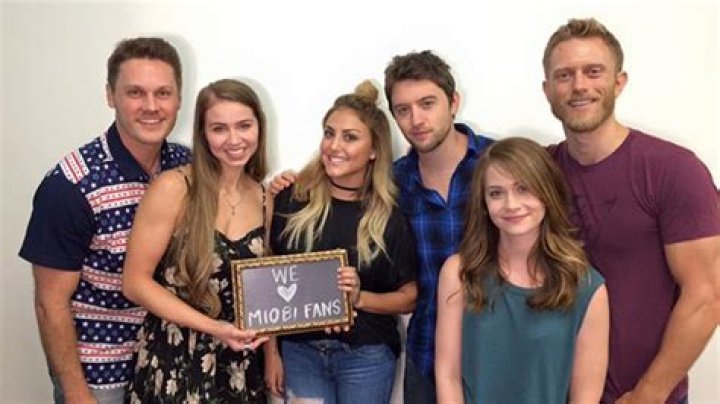 Cast Unites & Spills Show Secrets – Hollywood Life