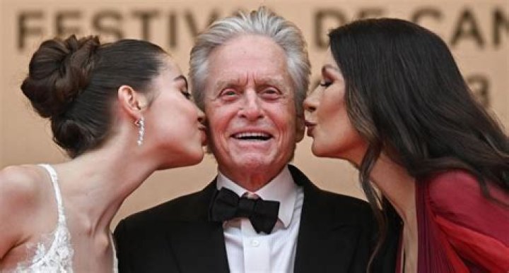 Catherine Zeta-Jones & Michael Douglas Share A Steamy Kiss In New Pic – Hollywood Life