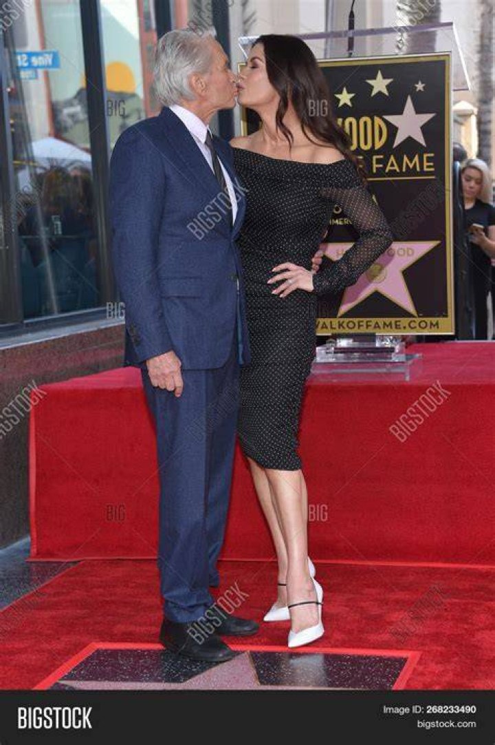 Catherine Zeta-Jones & Micheal Douglas Kiss In New Photos – Hollywood Life