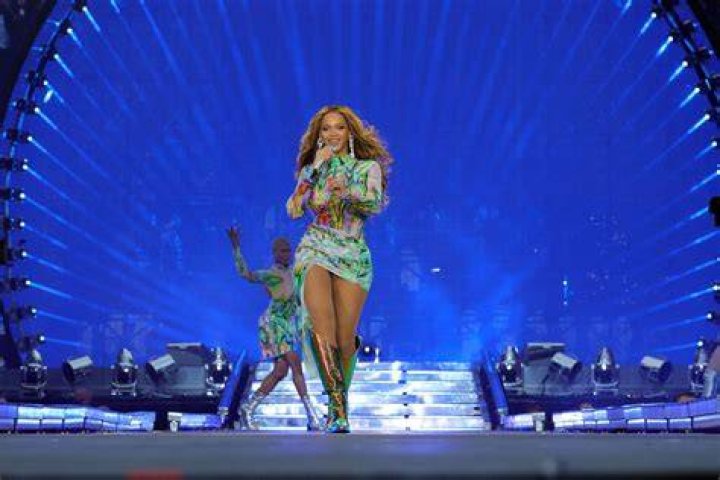 Celebrity Duets: Pics Of Beyonce & Nicki Minaj’s Performance & More
