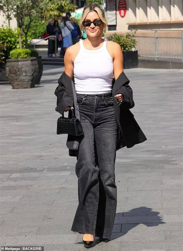 Celebs Going Braless In Cold Weather: Pics – Hollywood Life