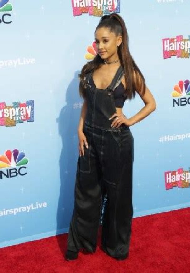 Celebs In Bras Under Overalls — PICS – Hollywood Life