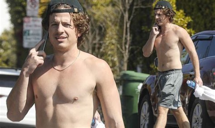 Charlie Puth Shirtless — See Pics Of Singer Leaving The Gym In LA – Hollywood Life