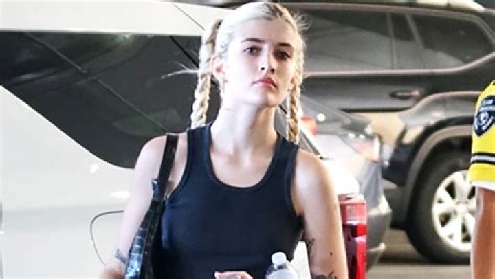 Charlie Sheen & Denise Richards’ Daughter Sami Rocks Crop Top On Beach – Hollywood Life
