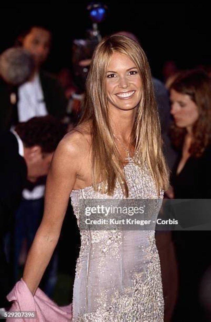 Check Out Elle Macpherson's MUFFIN TOP! Even Models Have Love-Handles! – Hollywood Life
