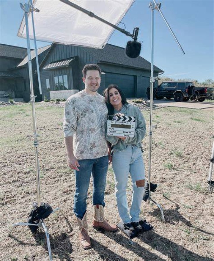 Chelsea Houska Rocks Daisy Dukes During Outing With Cole DeBoer – Hollywood Life