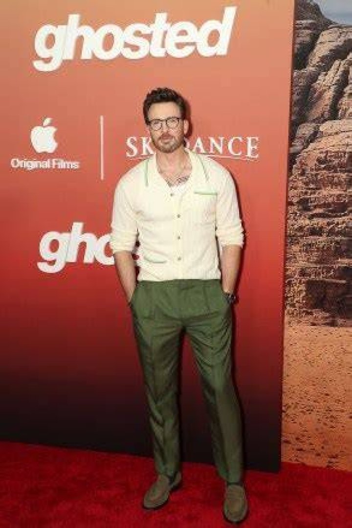 Chris Evans ‘Ghosted’ Premiere Outfit: Photos – Hollywood Life