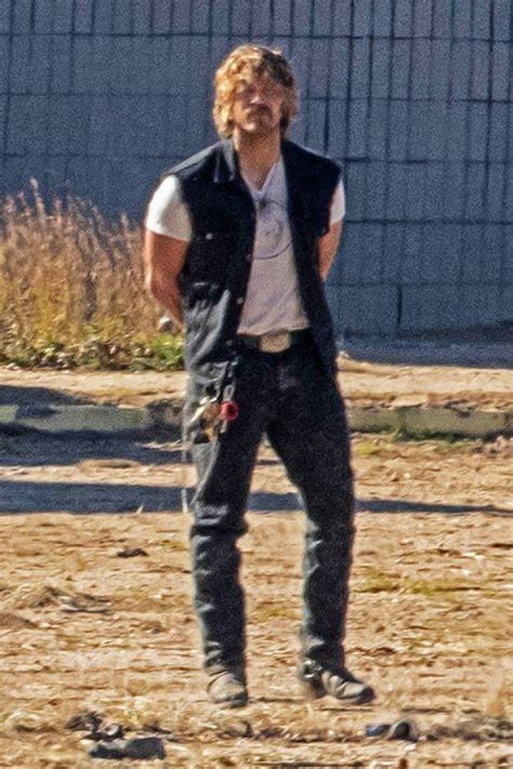 Chris Pratt Rocks Mustache On The Set Of ‘The Electric State’ – Hollywood Life