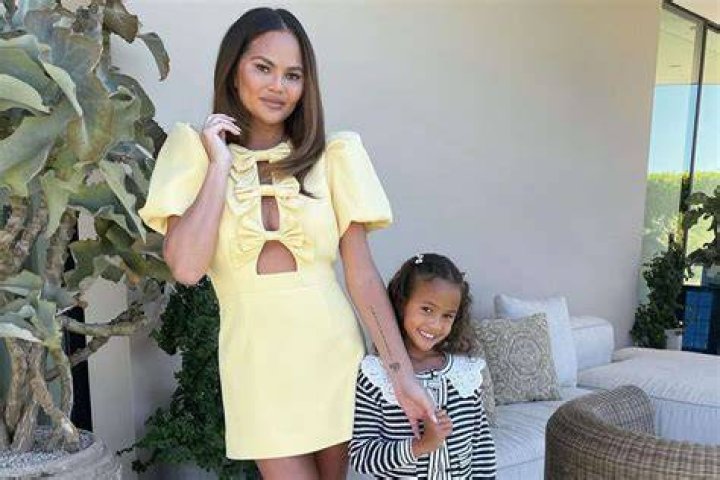 Chrissy Teigen & John Legend’s Daughter Luna, 4, Lets A Lizard Crawl On Her Face & Is Totally Fine With It — Pic