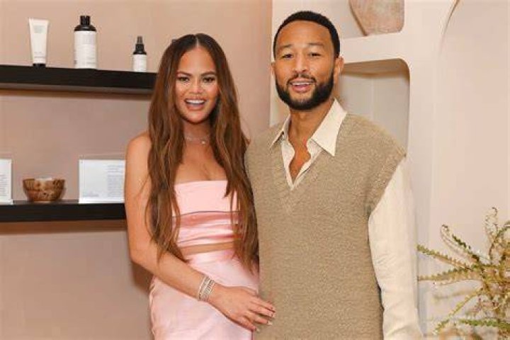 Chrissy Teigen & John Legend With Their Kids: Photos – Hollywood Life