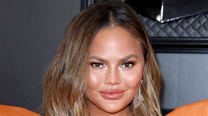 Chrissy Teigen’s Short Hair Makeover: Video – Hollywood Life