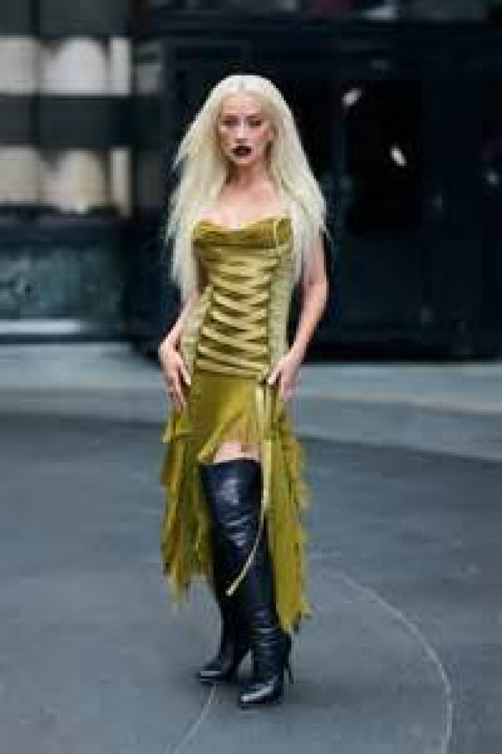 Christina Aguilera Wears Towel & Nothing Else To Promote Self Love – Hollywood Life