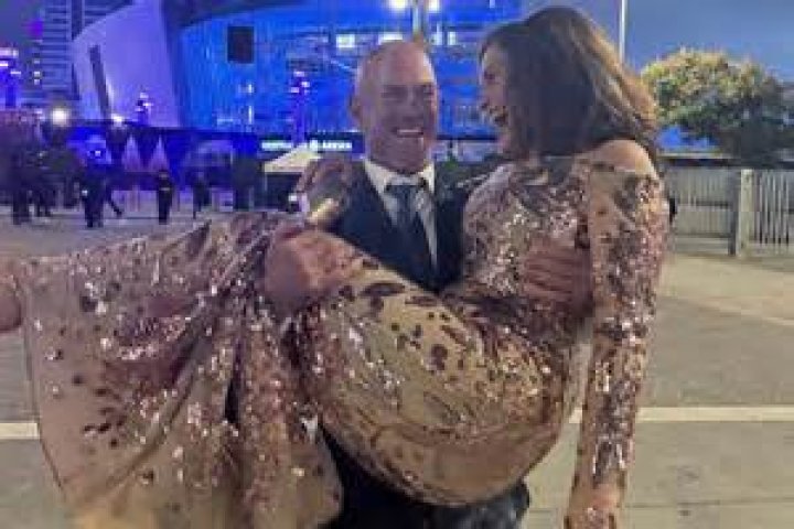 Christopher Meloni & Mariska Hargitay Tease Fans With Steamy Elliot & Olivia Photo: It’s ‘Hot In Here’