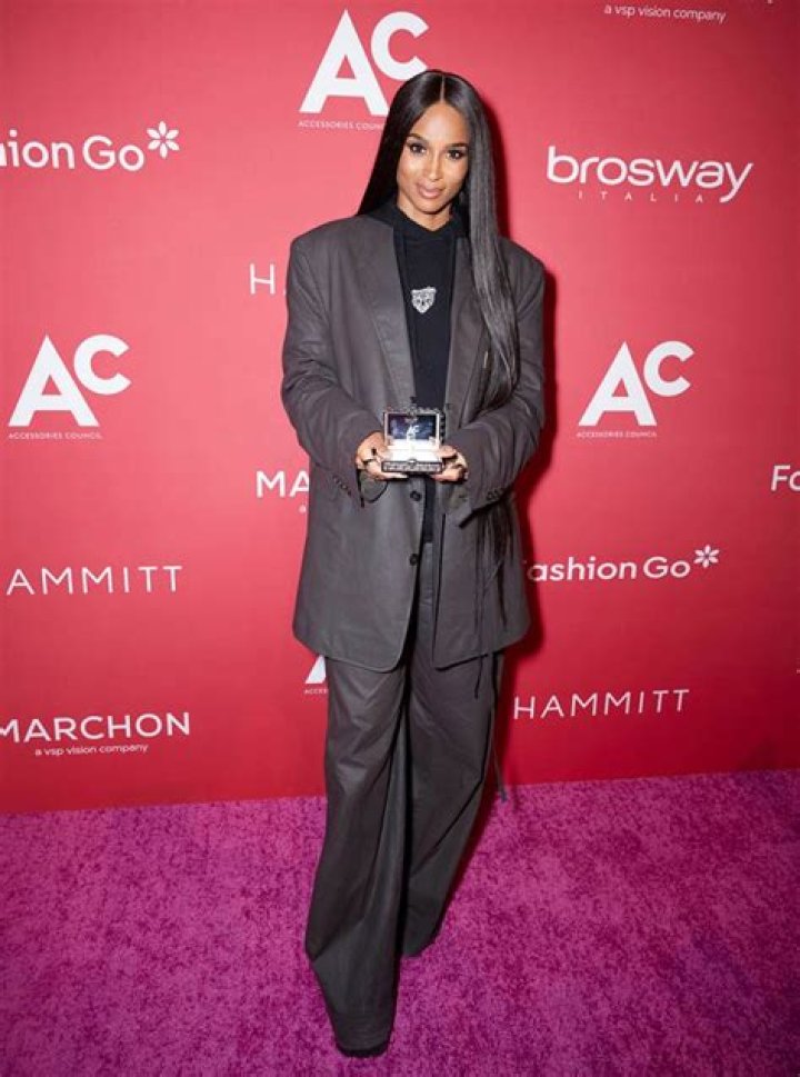 Ciara Wears Kobe Bryant Lakers Jersey To Super Bowl & Shows Off Baby Bump – Hollywood Life