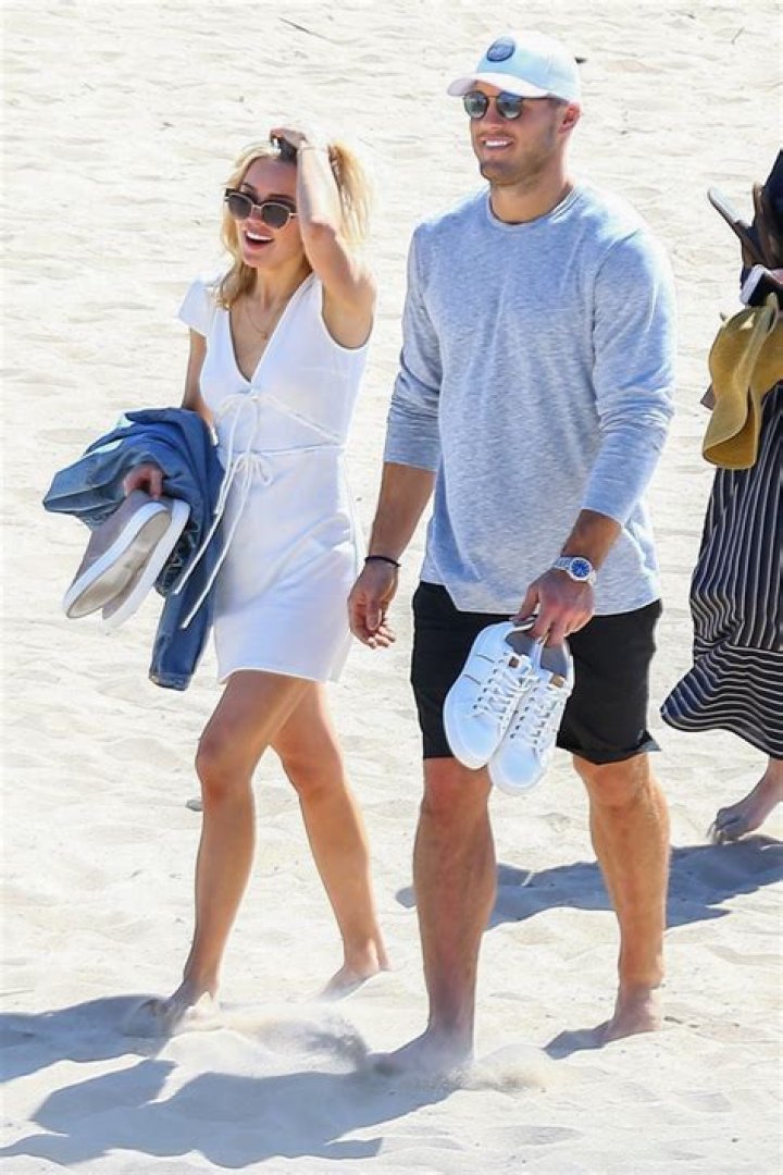 Colton Underwood & Cassie Randolph Kiss On The Beach In New Pics – Hollywood Life
