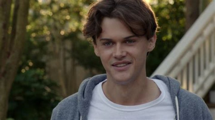 Conrad’s Dad Offers Him A Job — Episode 6 Recap – Hollywood Life