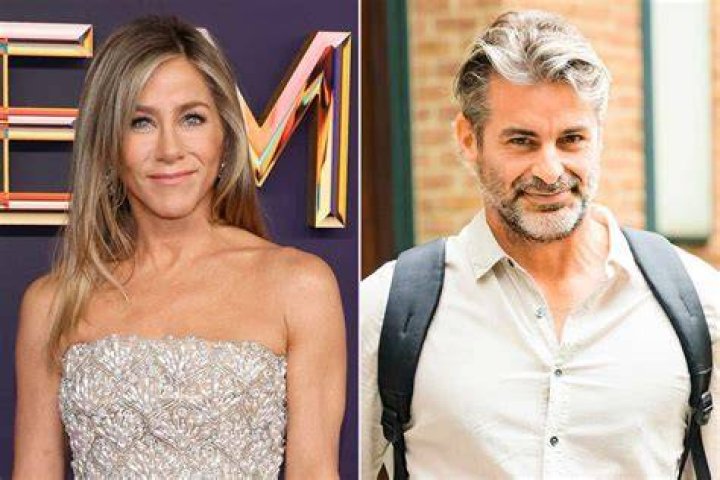 Courteney Cox Sends Sweet Message To Jennifer Aniston & Justin Theroux After Their Dog Dies