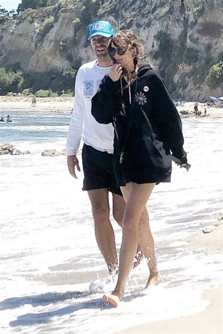 Dakota Johnson & Chris Martin Pictured On Malibu Lunch Date: Pics – Hollywood Life