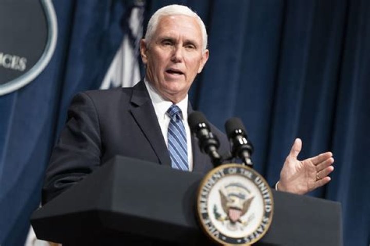 David Letterman Drags Mike Pence For ‘Taunting’ COVID-19 Hospital Patients By Not Wearing Mask