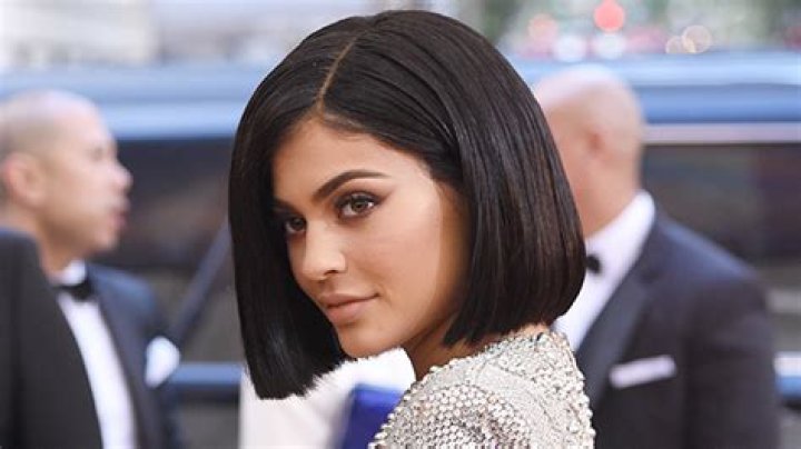 Debuts Short Bob Makeover – Hollywood Life