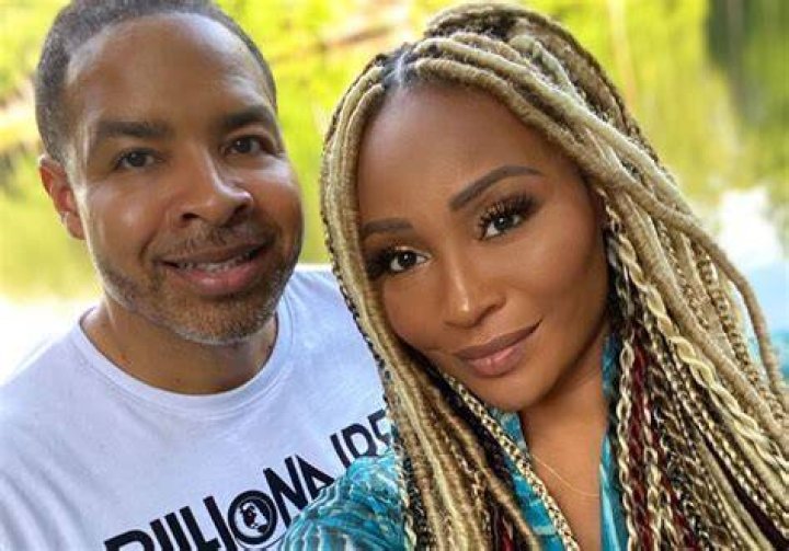 Declares His Love – Hollywood Life