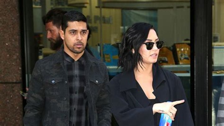 Demi Lovato Reflects On Dating Older Men and Blames ‘Daddy Issues’ – Hollywood Life