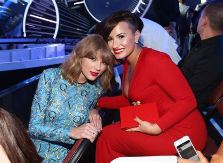 Demi Lovato Slams Taylor Swift Amid Kanye West Drama — See Message – Hollywood Life