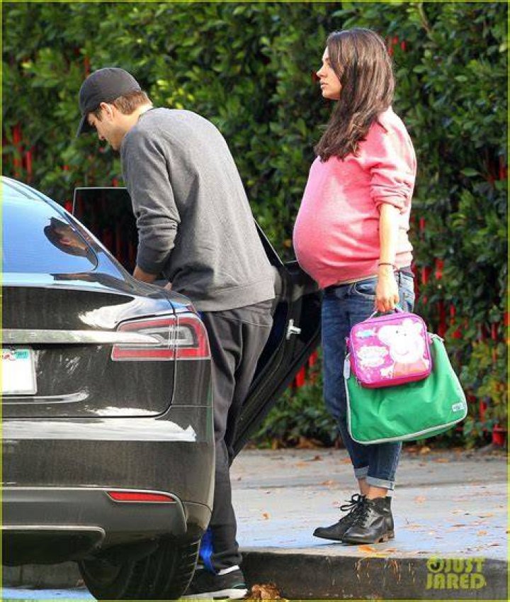 Demi Moore Reveals Baby Bump While Pregnant With Ashton Kutcher’s Kid – Hollywood Life