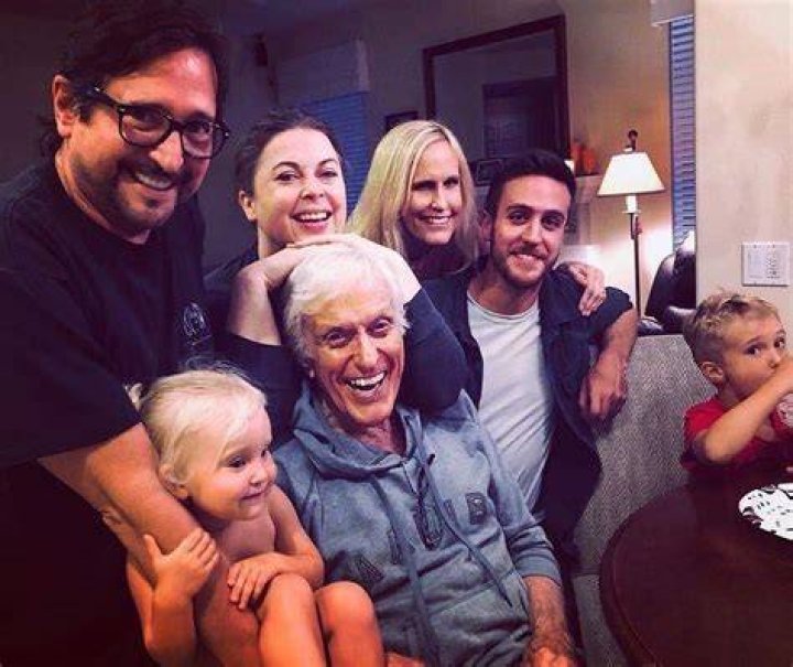 Dick Van Dyke Celebrates Father’s Day With Kids & Grandkids – Hollywood Life