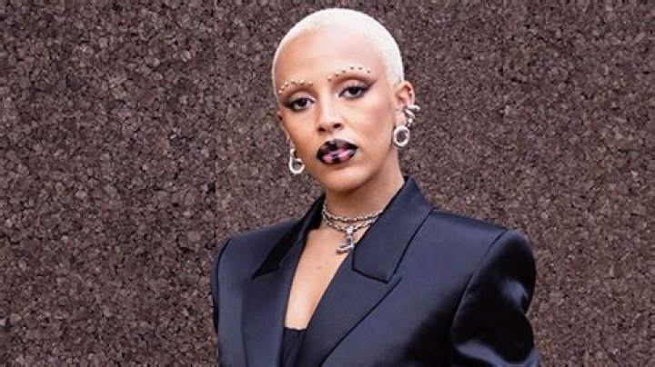 Doja Cat’s Gold Face & Body Paint At Paris Fashion Week: Photos – Hollywood Life