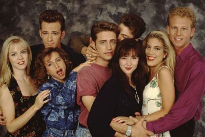 ‘Donna Martin Masturbates’ Chant Happened On ‘90210’ – Hollywood Life