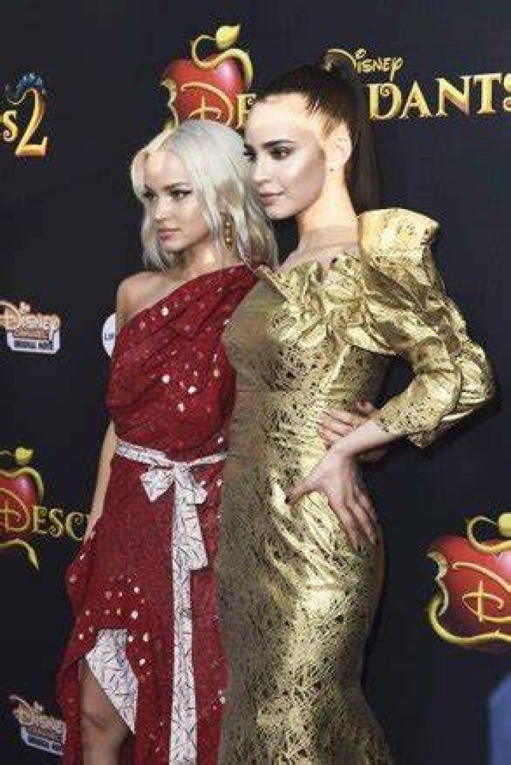 Dove Cameron’s Makeup For ‘Descendants 2’ Press — Get Her Glowy Skin – Hollywood Life