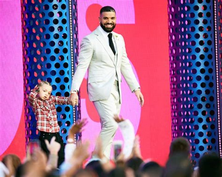 Drake Holds Newborn Son In Throwback Photo Posted For Father’s Day – Hollywood Life