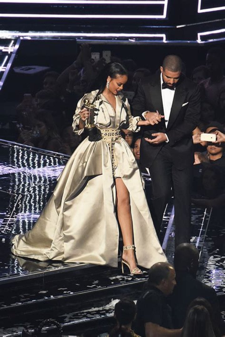 Drake & Rihanna PDA — SEE PICS