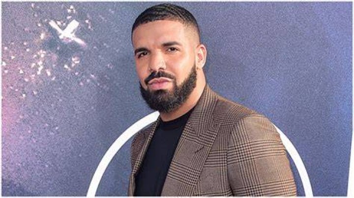 Drake Roasts Fan After They Throw Vape Onstage 2 Weeks After He Was Hit By A Phone: Watch