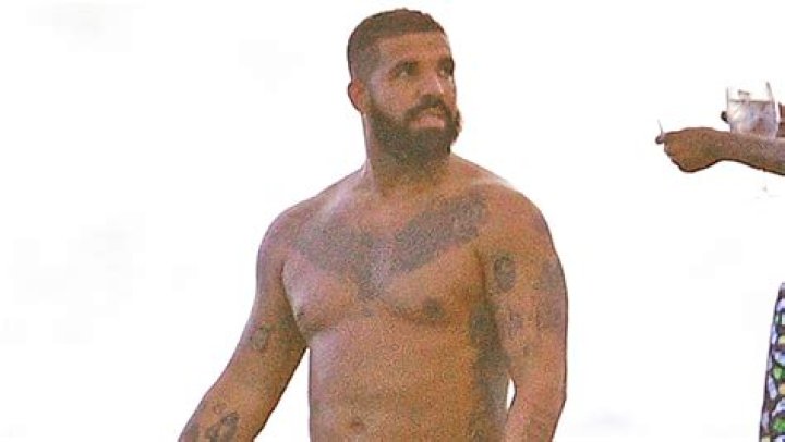 Drake’s Gym Photo Shows Arms & Muscles In Workout Tank – Hollywood Life