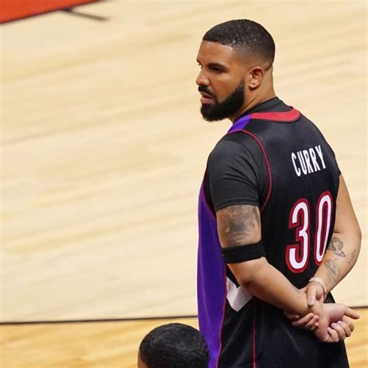 Drake Shows Off New Sparkly Diamond Earrings at NBA Game – Watch Video – Hollywood Life