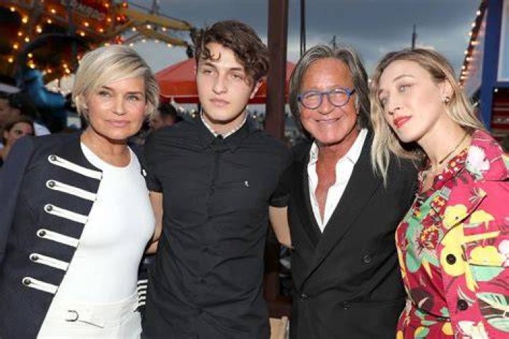 Dua Lipa Reveals Quarantine Life With BF Anwar Hadid Is ‘Really Nice,’ But He ‘Misses’ His Family
