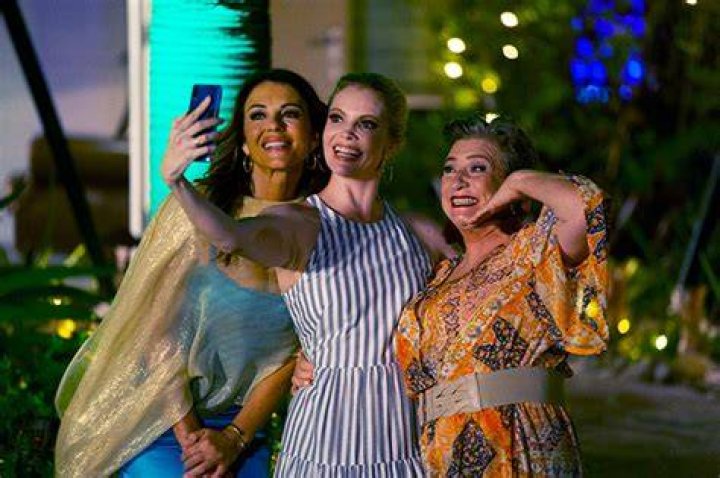 Elizabeth Hurley Stars In ‘Christmas In The Caribbean’ (Exclusive) – Hollywood Life