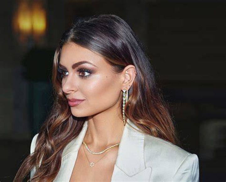 Elizabeth Pipko Is the Face of Jewish-Owned Brand NOÄ Jewelry’s La Mer Campaign