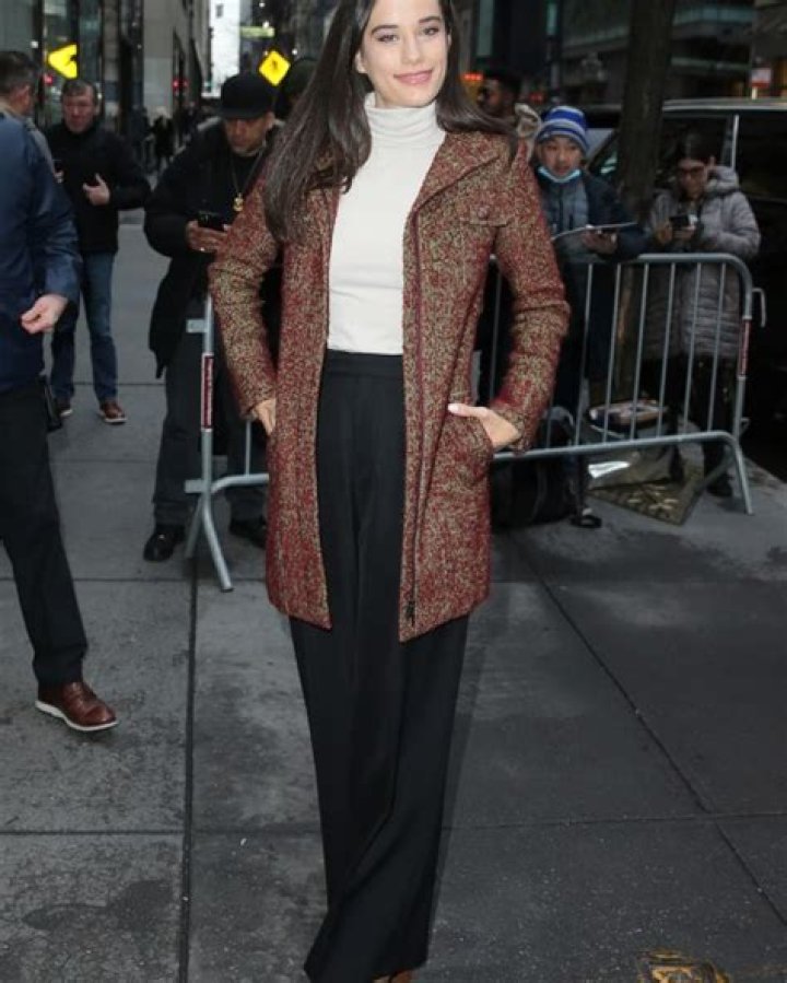 Ella Travolta Makes Debut At NYFW & Dad John Is So Proud – Hollywood Life