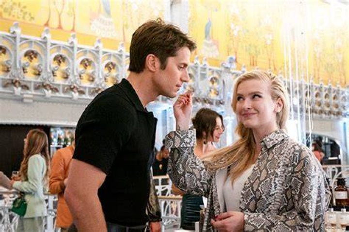‘Emily In Paris’ Star On Camille Reuniting With Gabriel & Season 3 – Hollywood Life