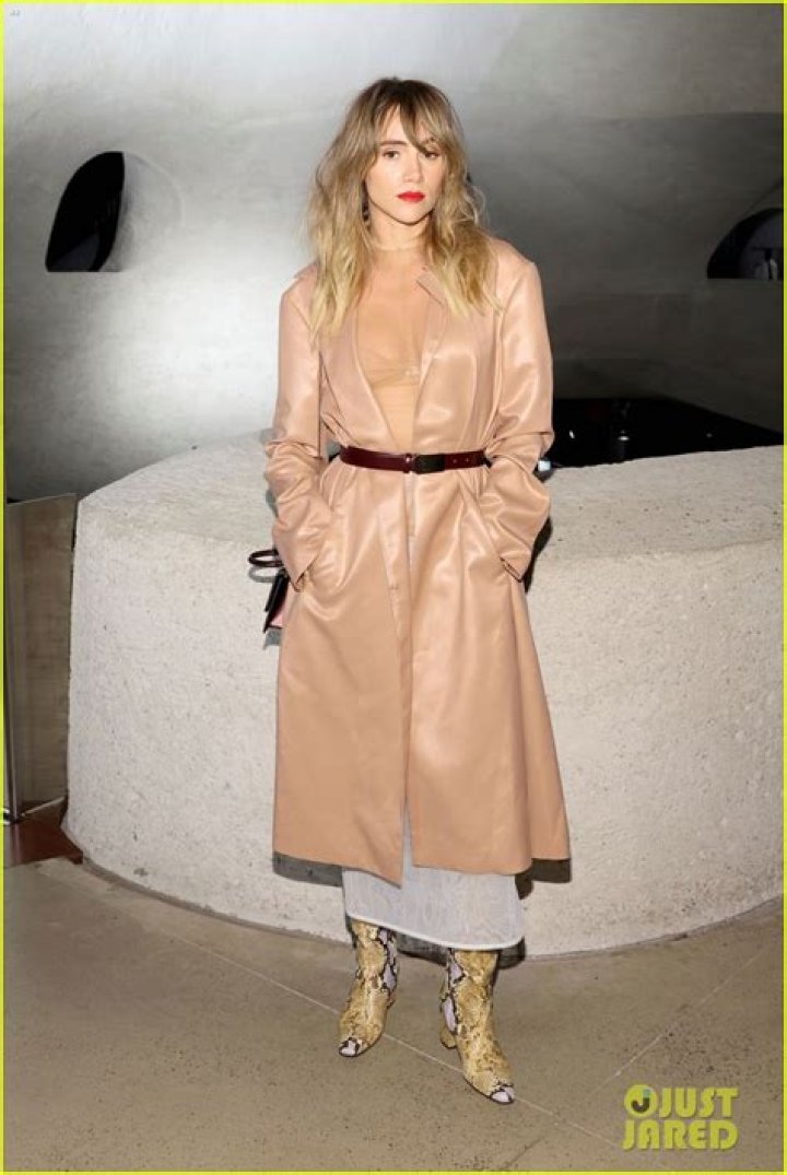 Emily Ratajkowski, Emma Roberts & 6 More Stars Rocking Comfy Footwear During Quarantine: Pics