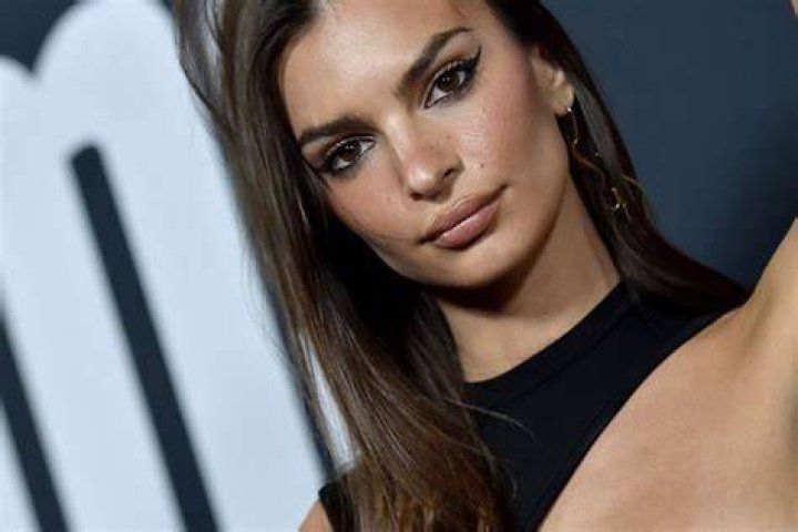 Emily Ratajkowski Sizzles In String Bikinis In New Pics & Video – Hollywood Life