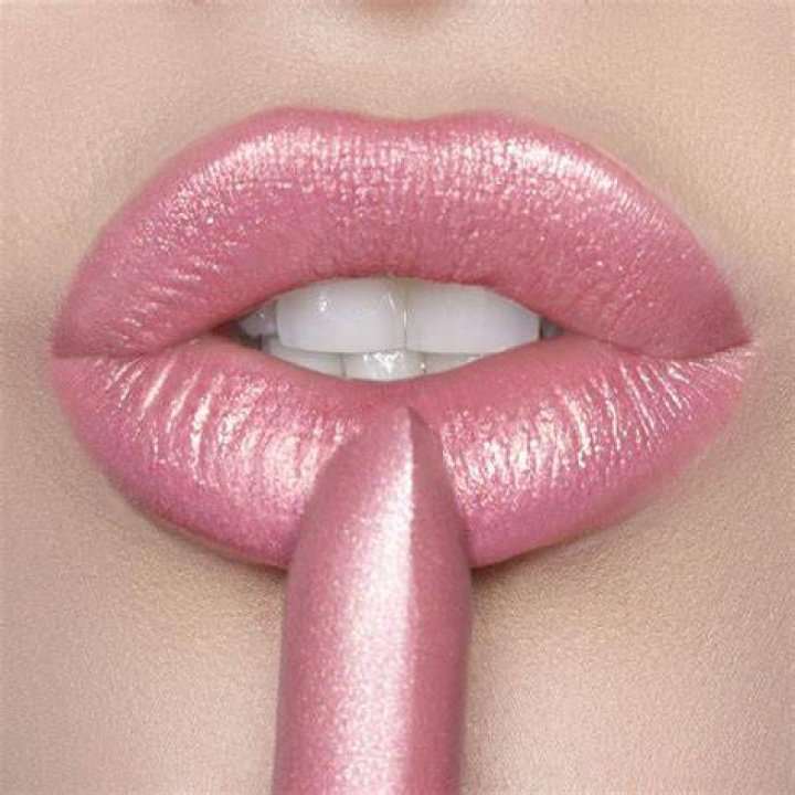 Eminem’s Daughter Hailie Rocks Purple Eyeshadow & Pink Lipstick For Valentine’s Day-Inspired Glam