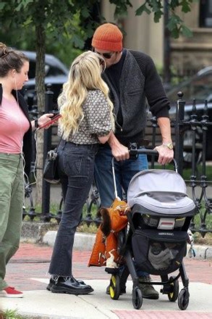 Emma Roberts’ Baby Born: ‘Scream Queens’ Star Reportedly Welcomes 1st Child With Boyfriend Garrett Hedlund