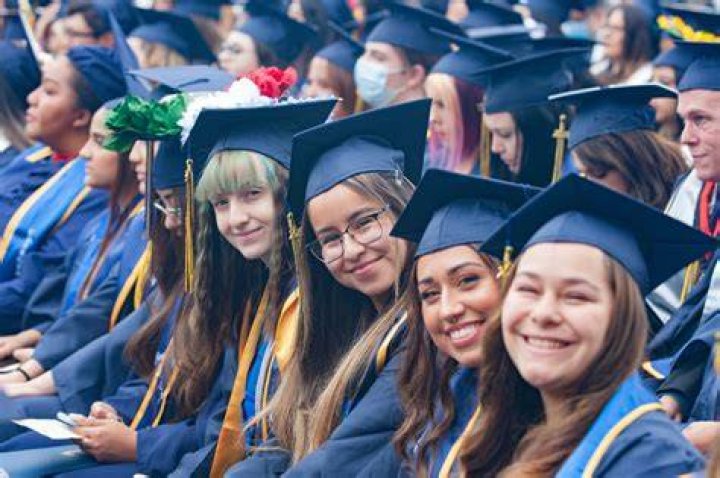 Emotional Return In Graduation Episode – Hollywood Life