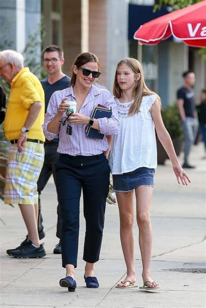 Famous Parents Shopping With Their Kids – Pics