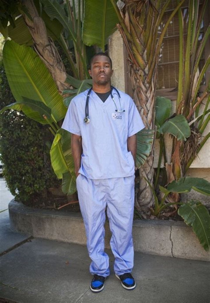 Frank Ocean Quitting Music? Fans Freak Over Nurse Pic, Ask If He’s In Med School – Hollywood Life