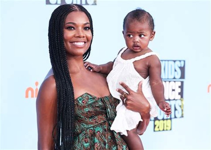 Gabrielle Union Dances In Blue Bikini In The Pool With Daughter Kaavia – Hollywood Life